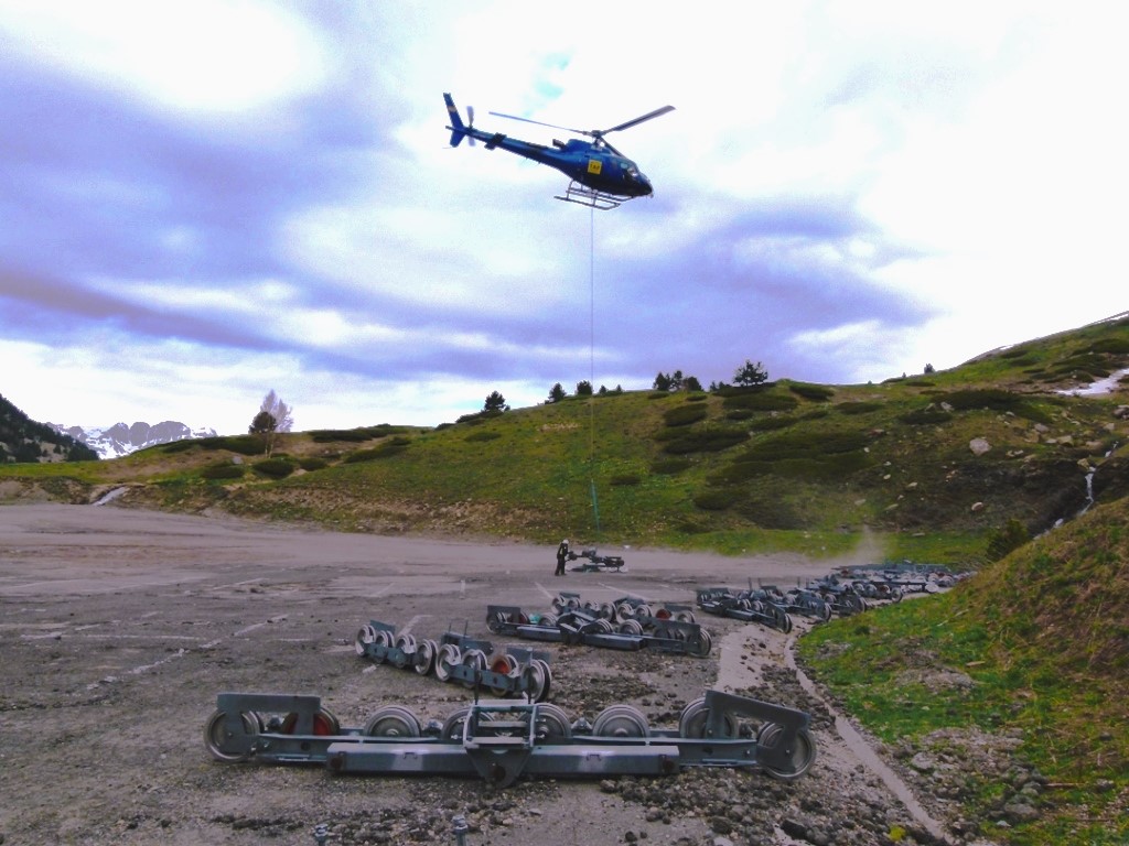 Un helicóptero transporta las piezas del nuevo telesilla de Luchon-Superbagnères