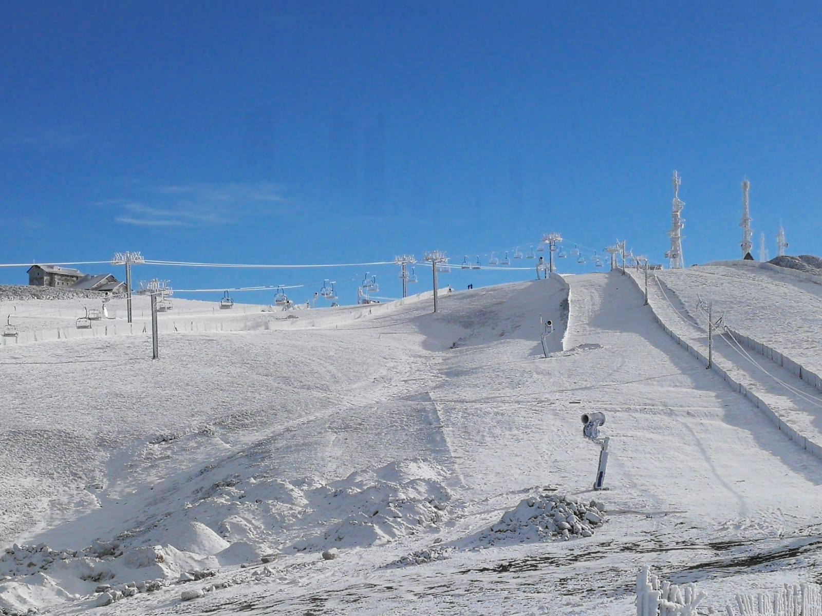 La nieve artificial llega a Manzaneda para competir con las grandes estaciones de la Península
