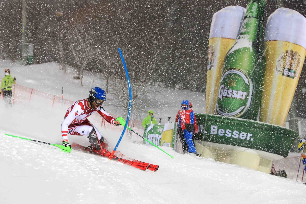 Schwarz, bajo una intensa nevada, vence en el slalom nocturno de Schladming