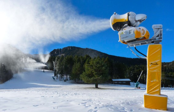 Un cañon de nieve artificial