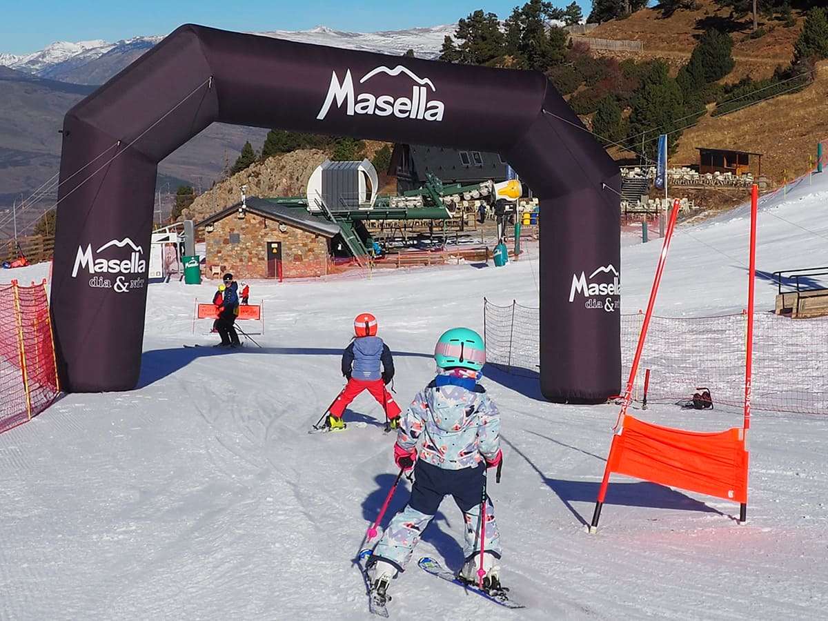 Éxito solidario en el slalom paralelo de Masella: Más de 500 esquiadores por La Marató