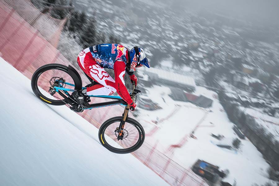 El ciclista extremo “Max” Stöckl desciende por una de las pistas de esquí más difíciles del mundo