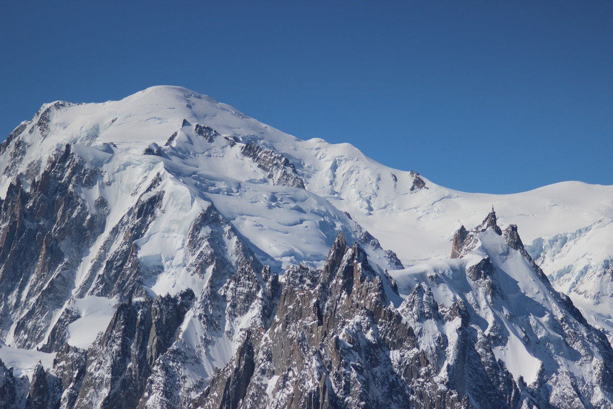 Un avión aterriza en el Mont Blanc para que sus dos pasajeros puedan subir a la cima 