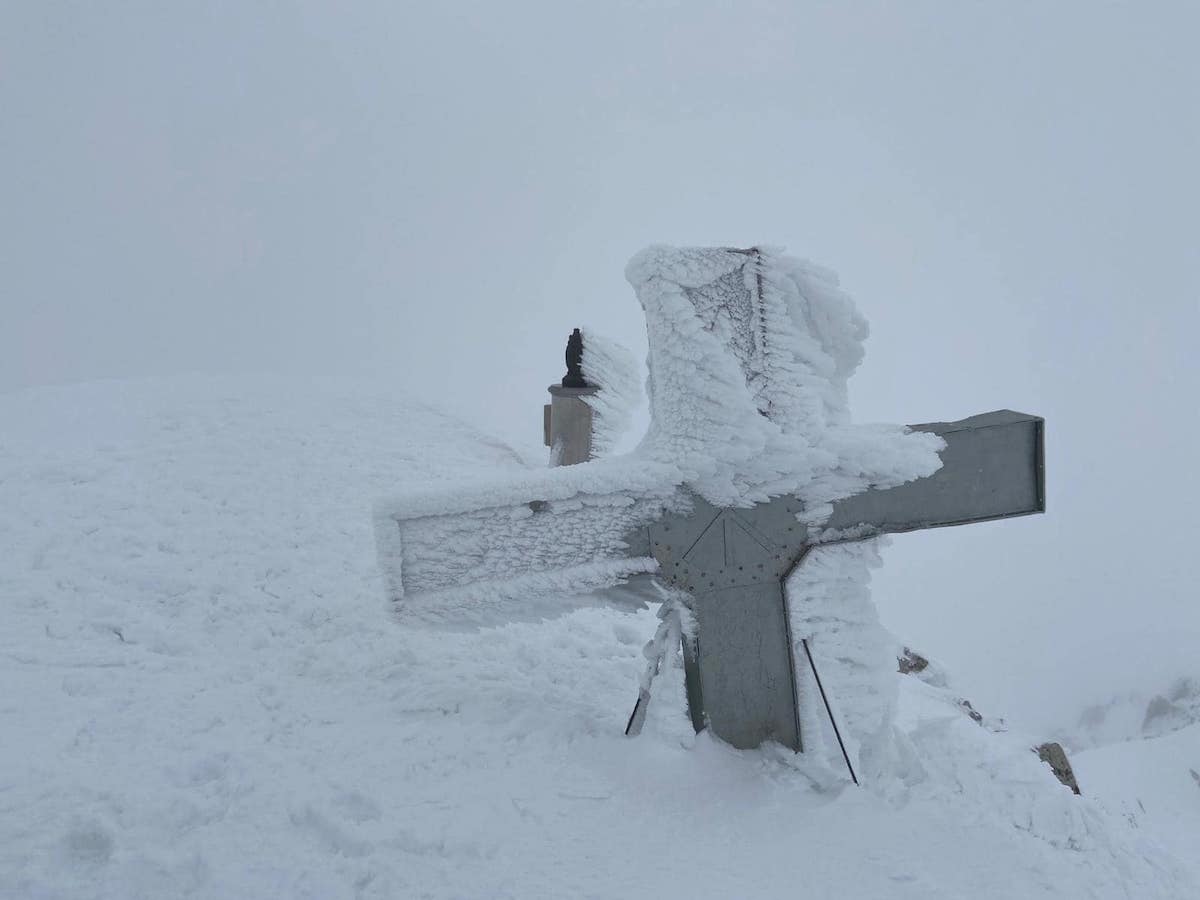 La cruz y la virgen del Aneto esperan al verano cubiertas de nieve