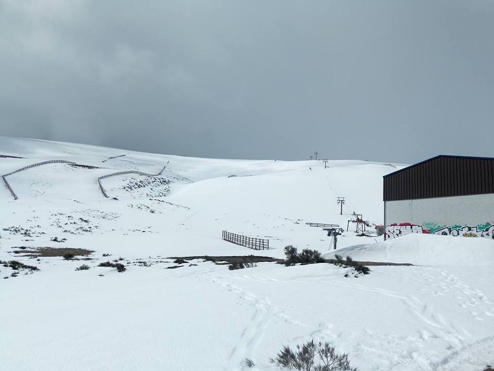 La estación de esquí ponferradina del Morredero sigue esperando el desmantelamiento que no llega