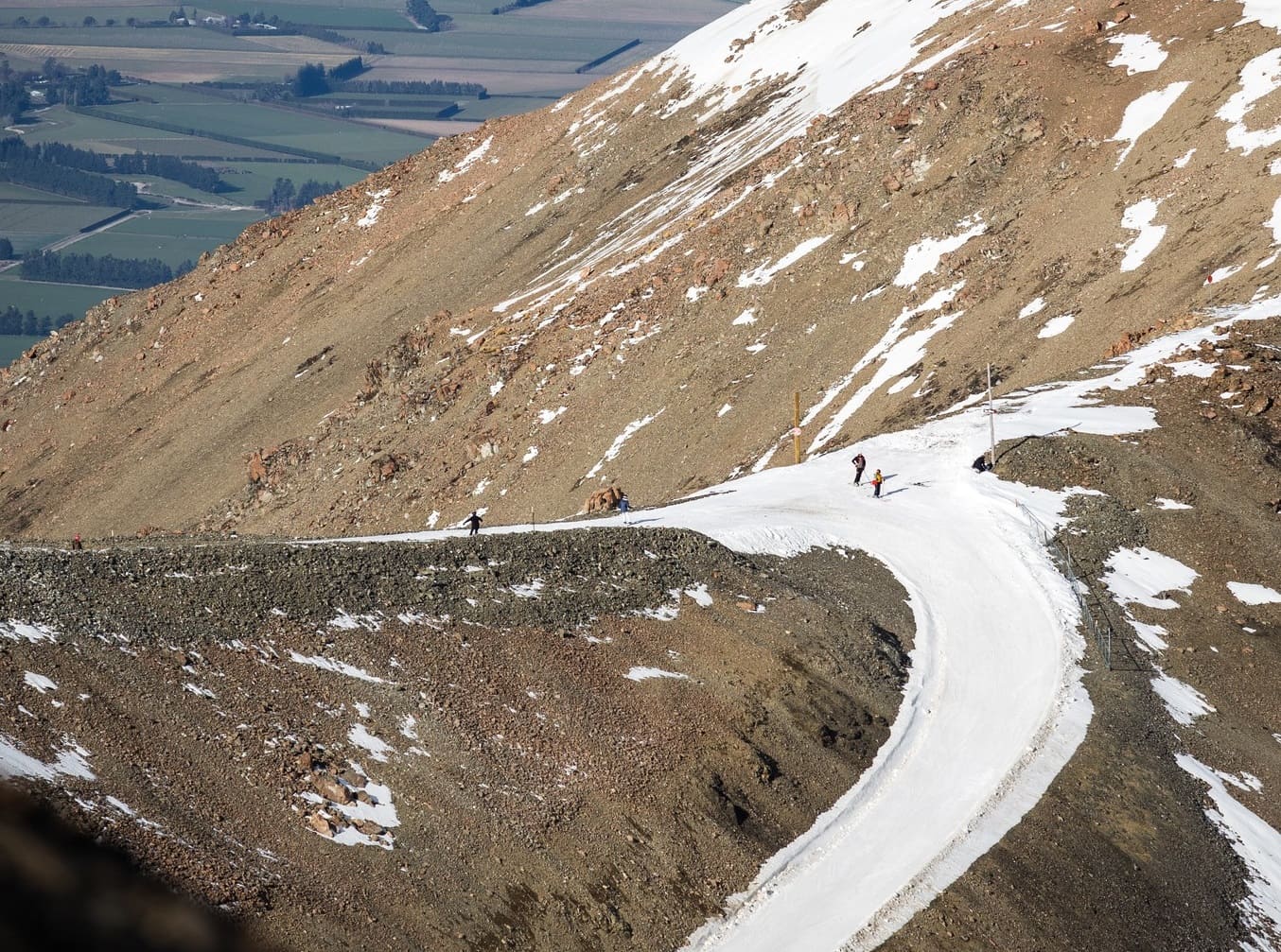 La nieve artificial está salvando la temporada de esquí de Nueva Zelanda