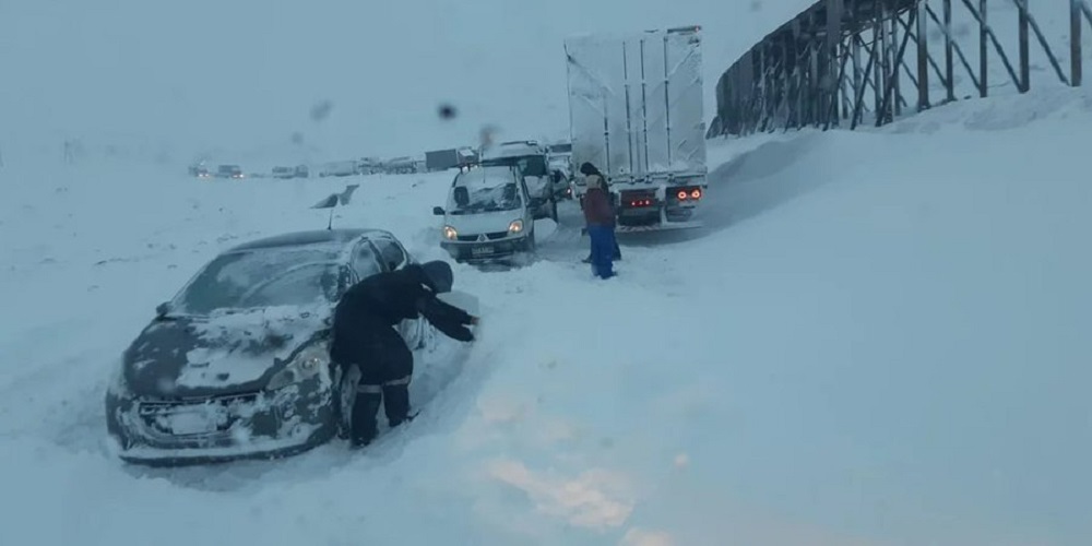 Un temporal de nieve deja a cientos de turistas y camioneros atrapados entre Argentina y Chile