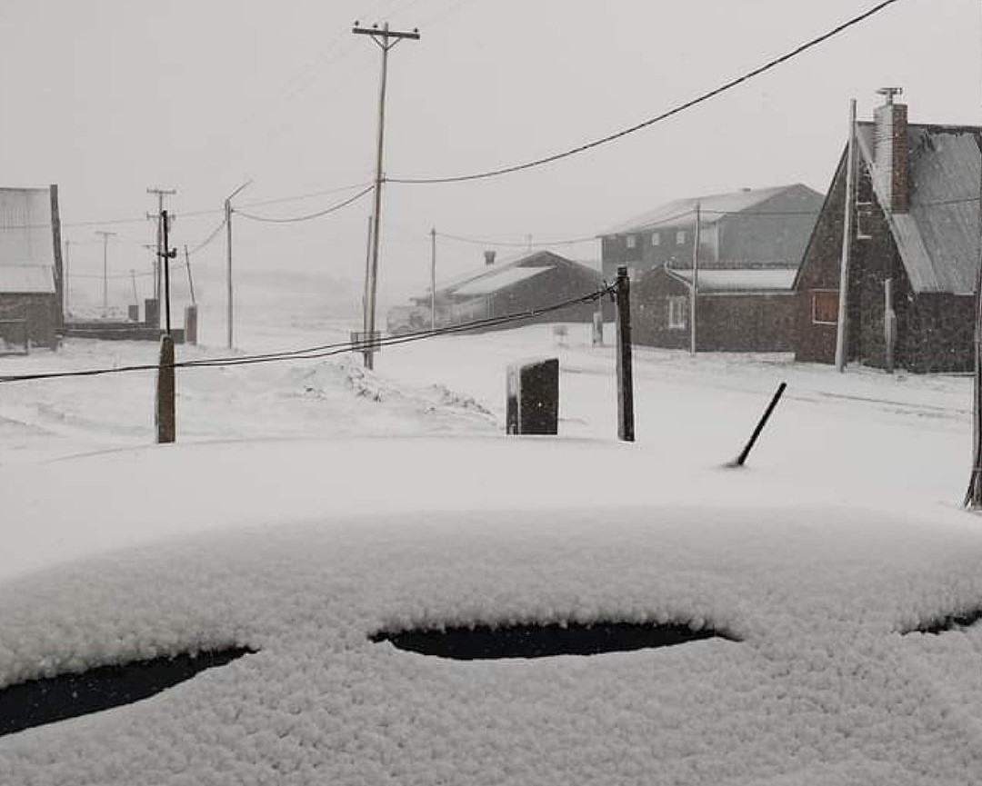 A cuatro días de la llegada del verano nieva intensamente en Copahue, Argentina