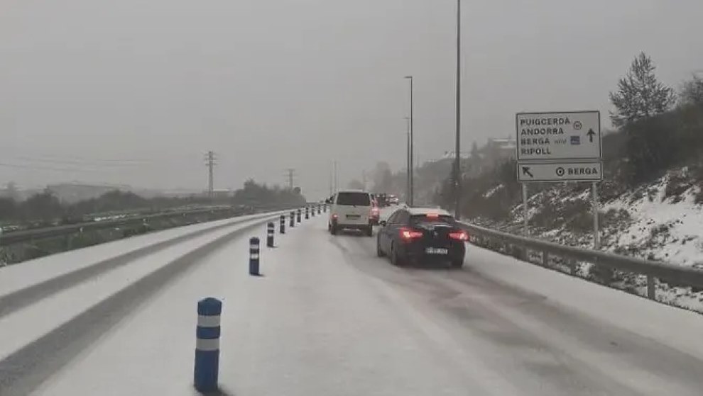 La nevada corta la vía C-16 y atrapa los conductores de bajada de la Cerdanya a Berga