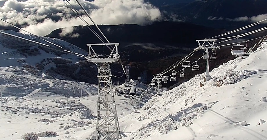 Las primeras nevadas animan los preparativos para el arranque de la temporada de esquí en Argentina