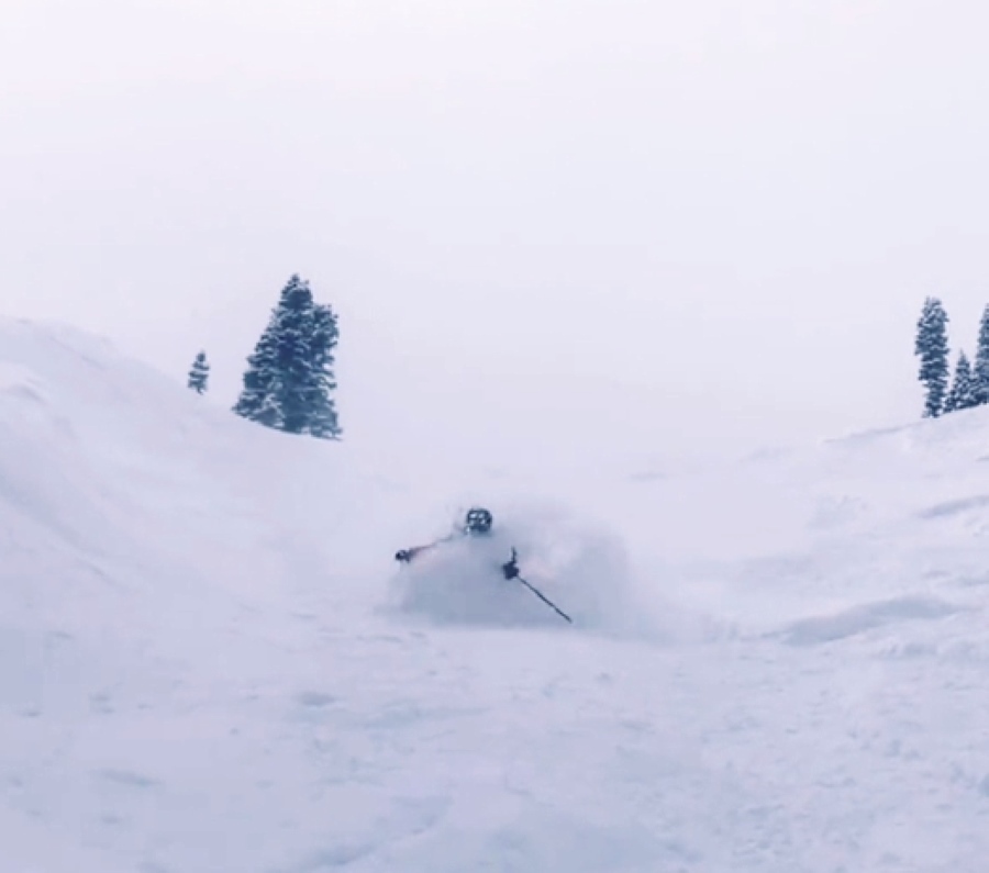 Vídeo: Un niño de 9 años baja un fuera pistas con la nieve hasta la cintura como un dios