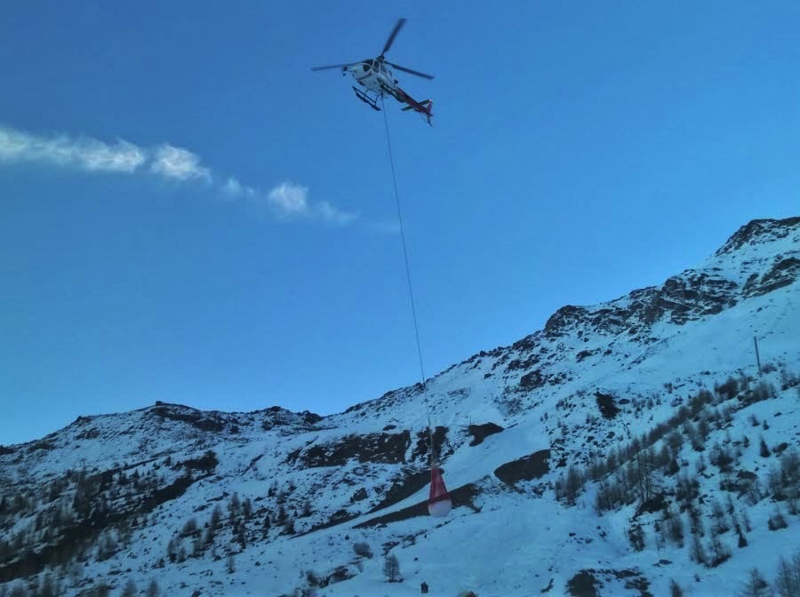 Ante la falta de nieve, algunas estaciones la transportaron a sus pistas en helicóptero 