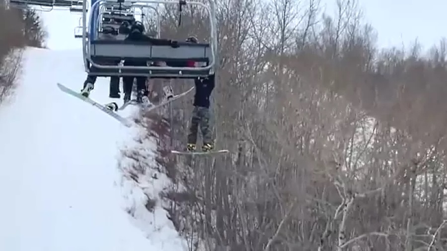 Un niño colgado de un telesilla tras resbalar del asiento en una estación de esquí canadiense