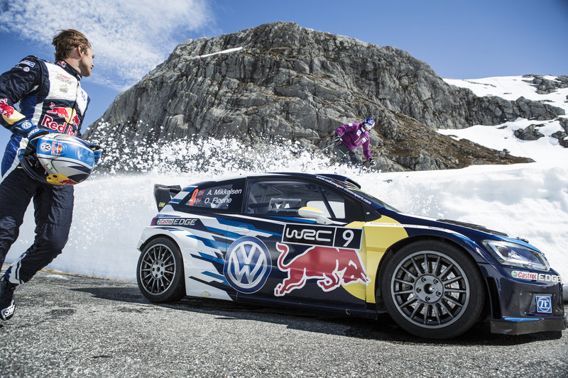 El campeón Svindal y la estrella del WRC Mikkelsen vuelan en un épico descenso por la nieve