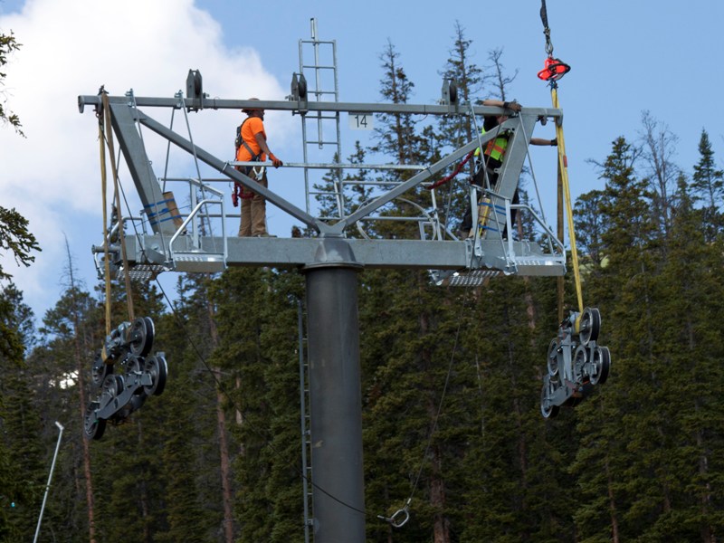Nuevos postes y soportes montados vía helicóptero para la renovación de la Colorado SuperChair en Breckenridge Ski Resort –esta silla deberá estar lista para la apertura de Breck, el 8 de noviembre de 2014. Crédito: Vail Resorts.