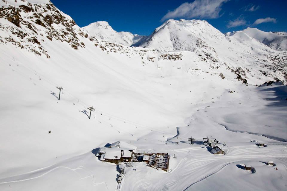 Once mil esquiadores estrenan la temporada en Andorra