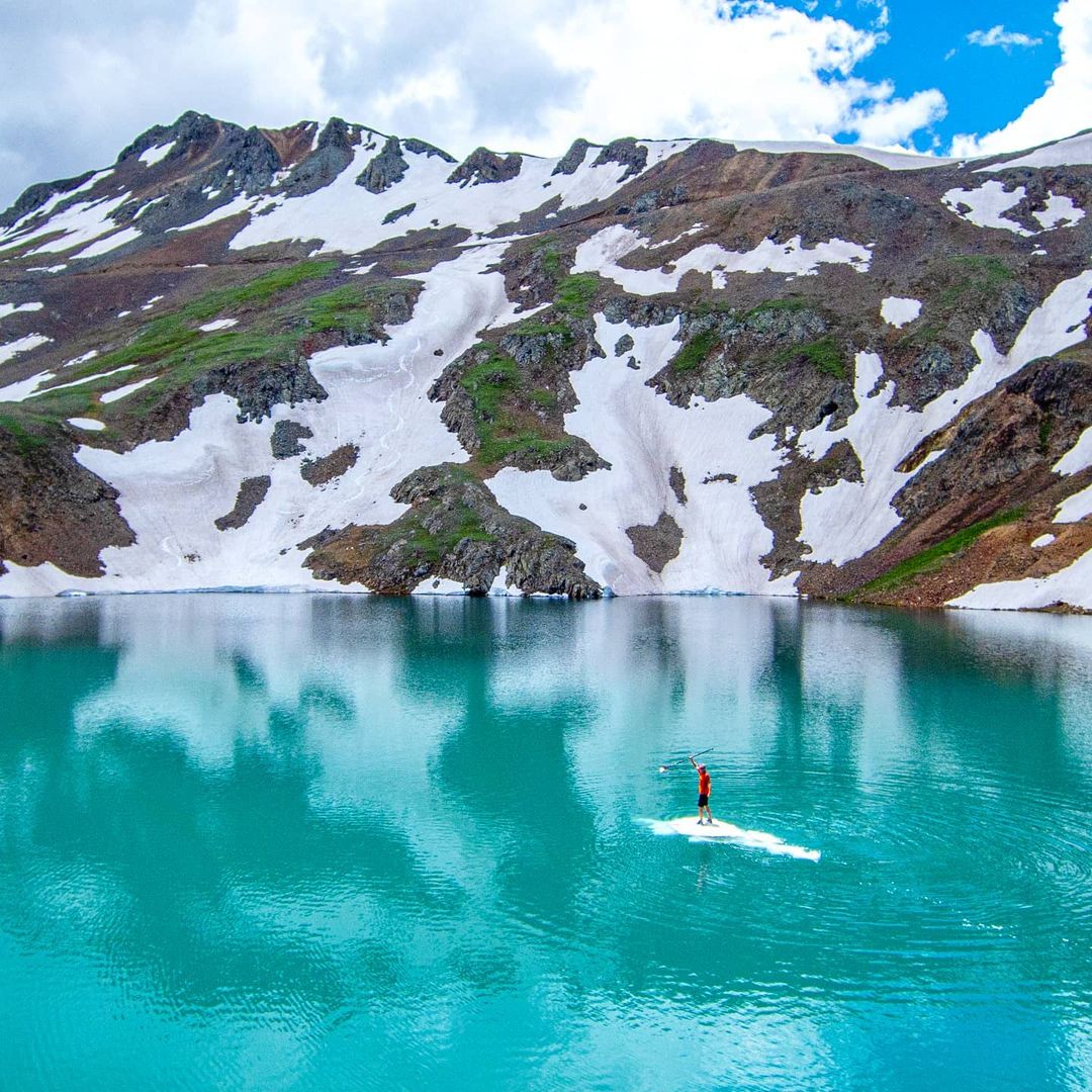 Vídeo: se sube a un iceberg y lo utiliza como tabla de paddle en un lago de Colorado