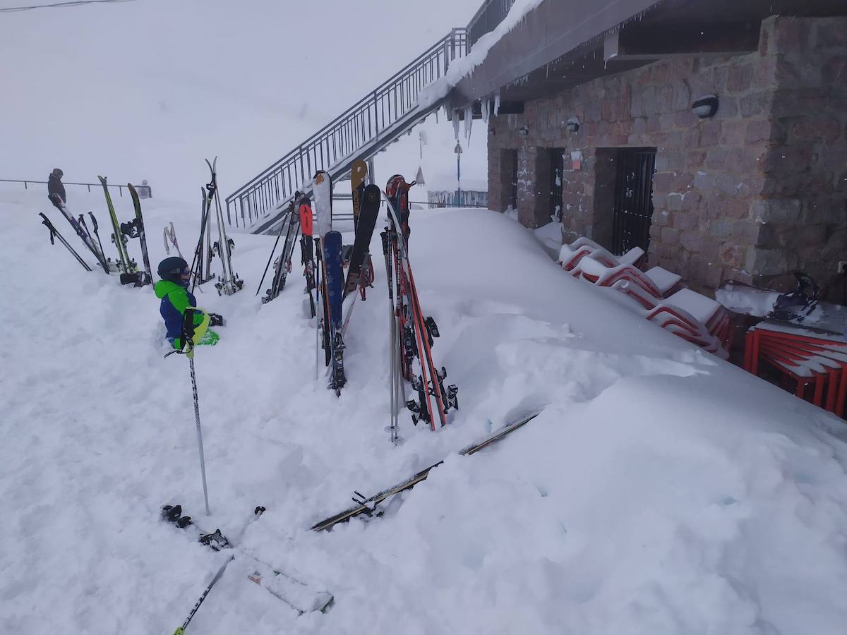 Valgrande-Pajares abre con 2,5 metros de nieve y Fuentes de Invierno sigue cerrado por riesgo aludes