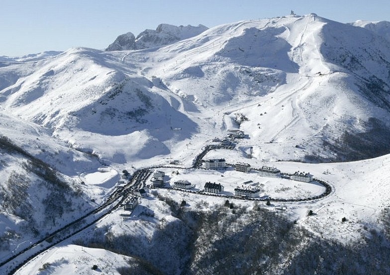 La Federación asturiana pide más actividades para atraer nuevos esquiadores a las pistas