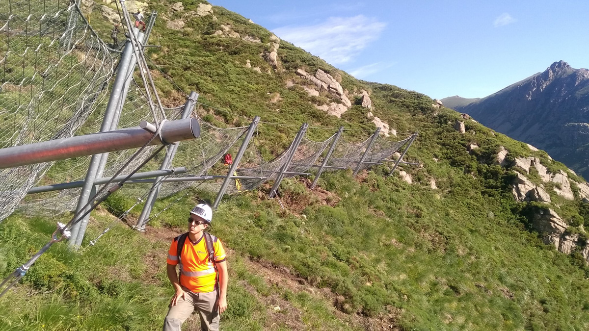 La instalación de pantallas antialudes entre Andorra y Francia avanza a buen ritmo