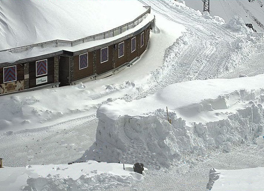 Passo Stelvio retrasa el inicio de temporada de esquí por exceso de nieve