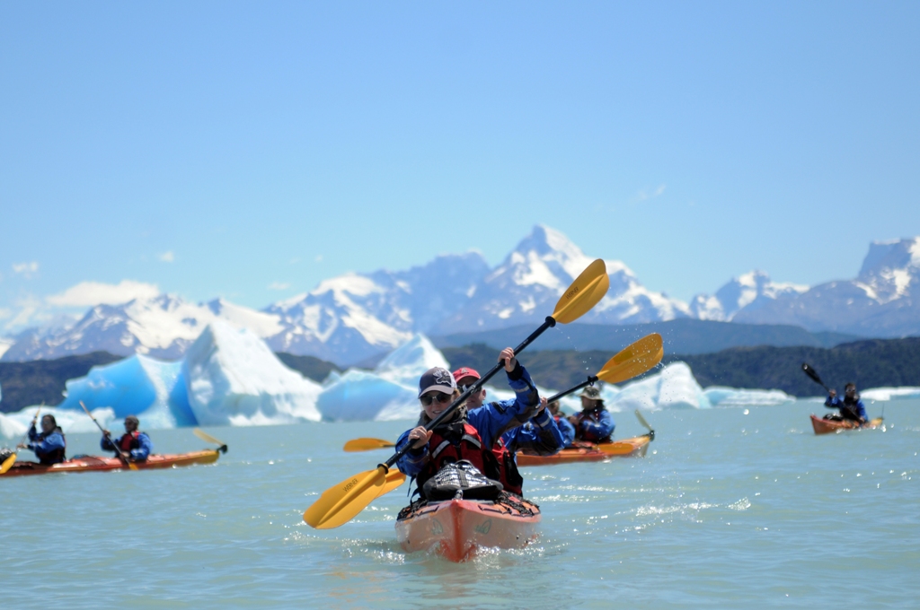 Disfrutando del kayak en los lagos glaciares