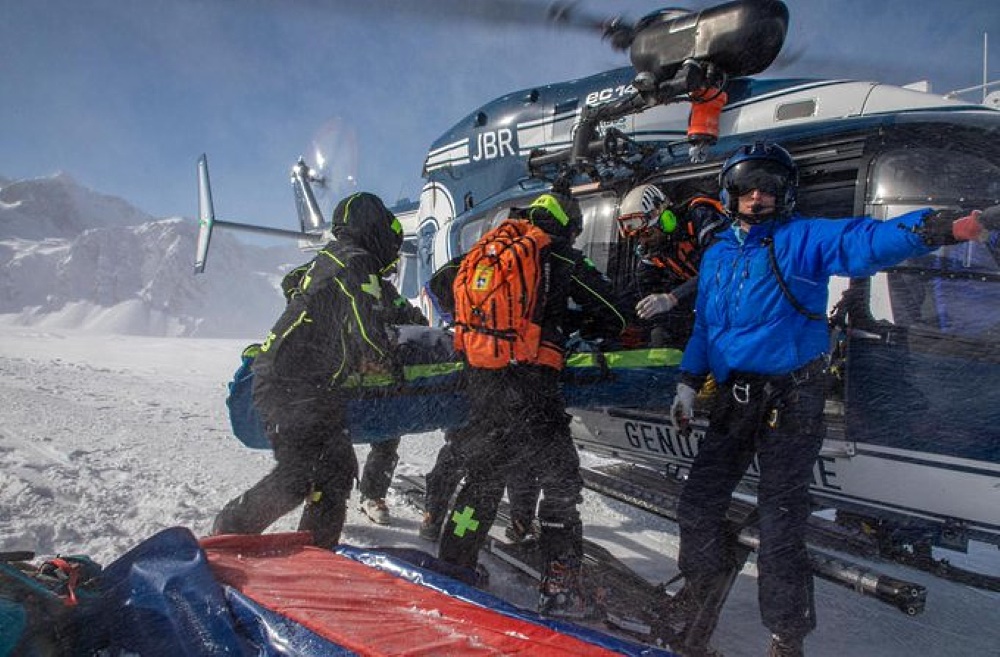 Rescatan dos esquiadores de montaña en los Alpes a pesar del coronavirus, uno de ellos fallece
