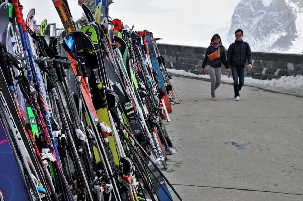 7 trucos para evitar que te roben los esquís o la tabla de snowboard en las pistas