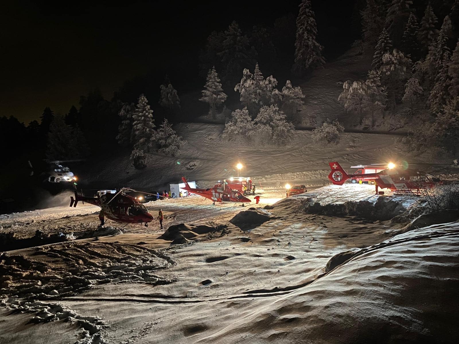 Hallan muertos a cinco esquiadores en los Alpes suizos y buscan a un sexto desaparecido