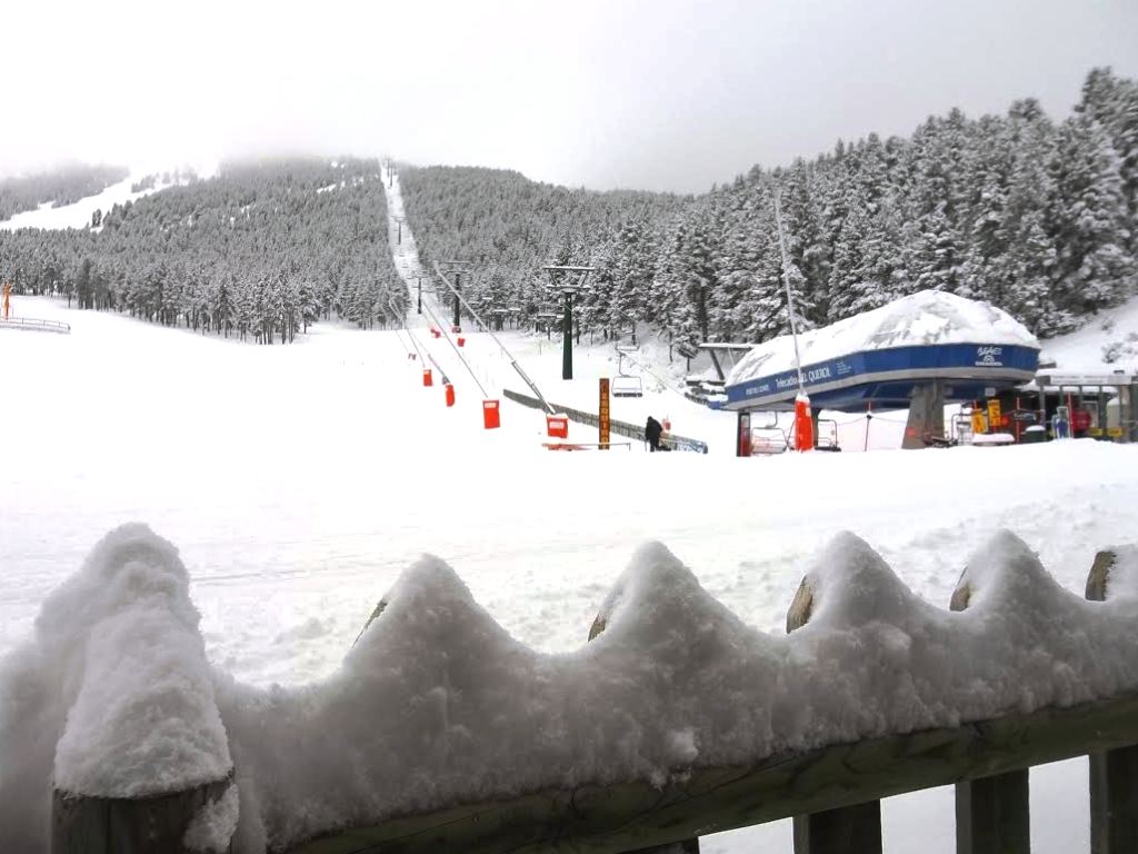 Cae la nevada de la temporada en el Port del Comte coincidiendo con la fiesta de su escuela