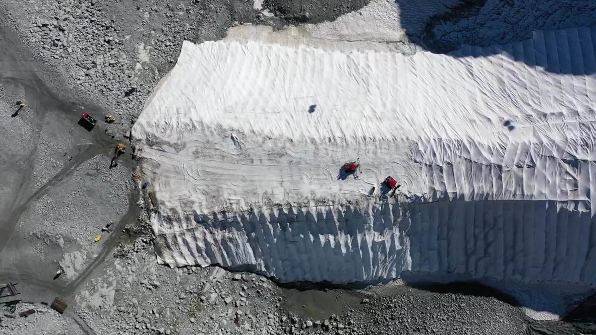 Retiran las lonas que protegen el glaciar de Presena del derretimiento