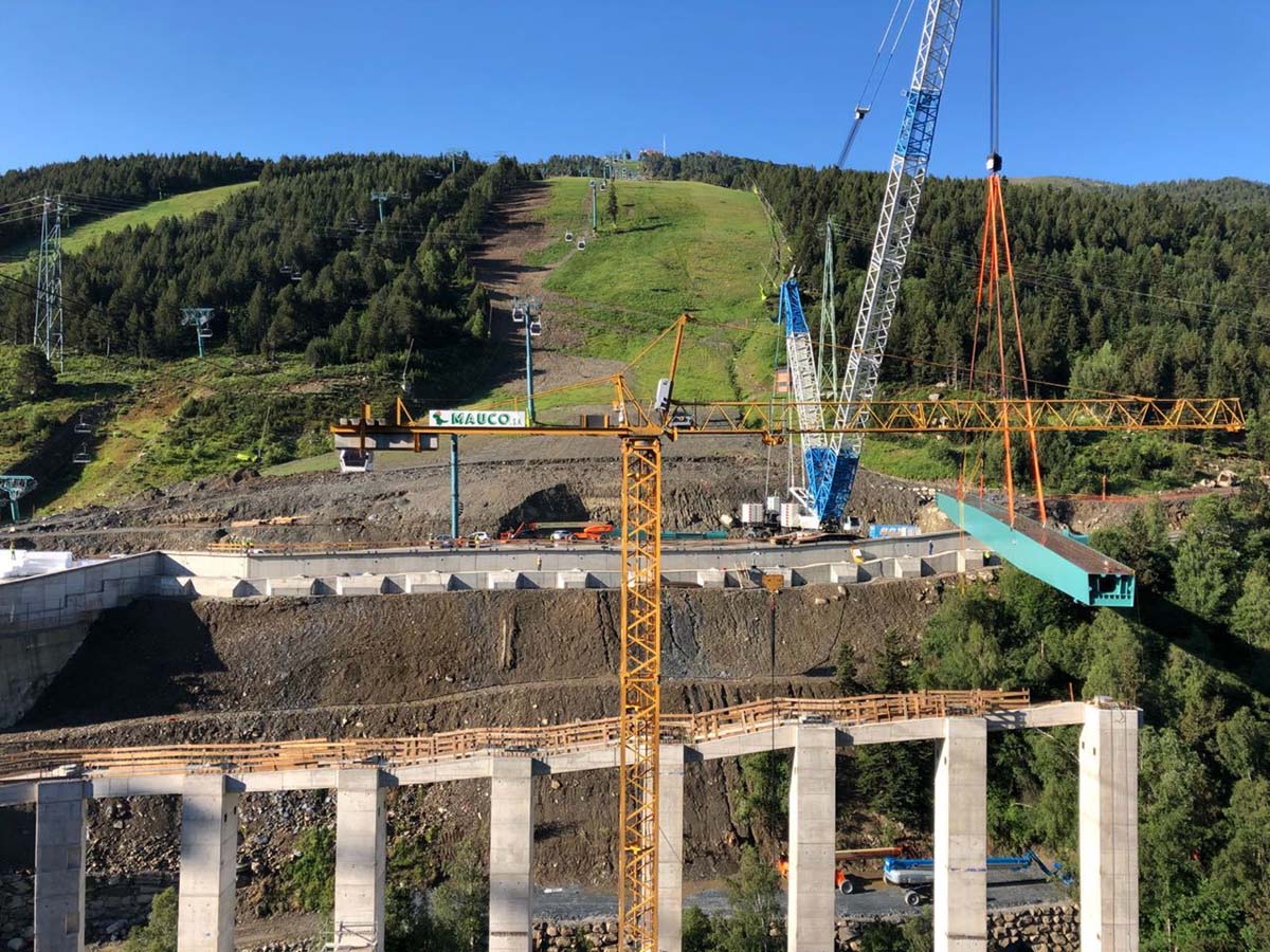 Primeras vigas colocadas en la plataforma de la pista Avet de Soldeu