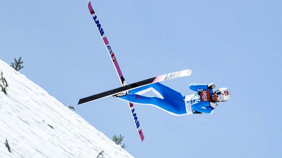 Espeluznante accidente de un saltador de esquí en pleno vuelo y a 100 km/h