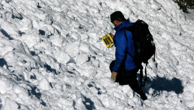 Un rescatador buscando una víctima de avalancha conel sistema ARVA