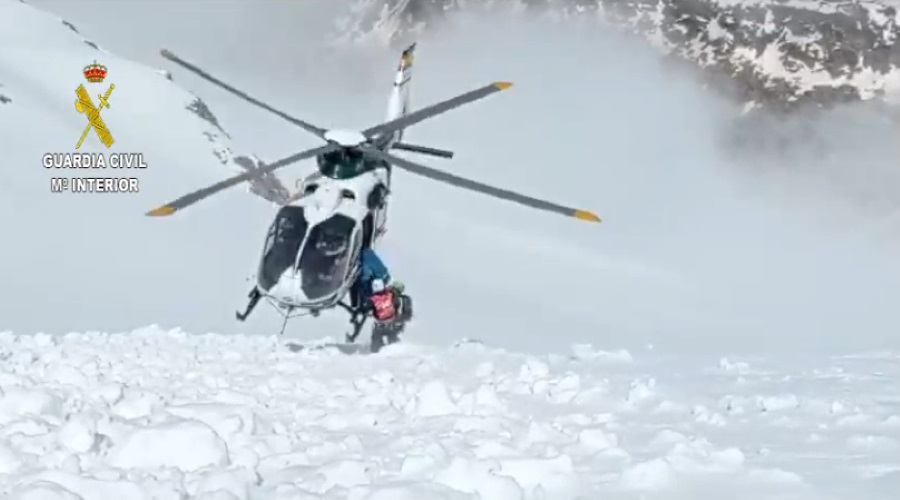 Una esquiadora de montaña irlandesa rescatada en el Aneto