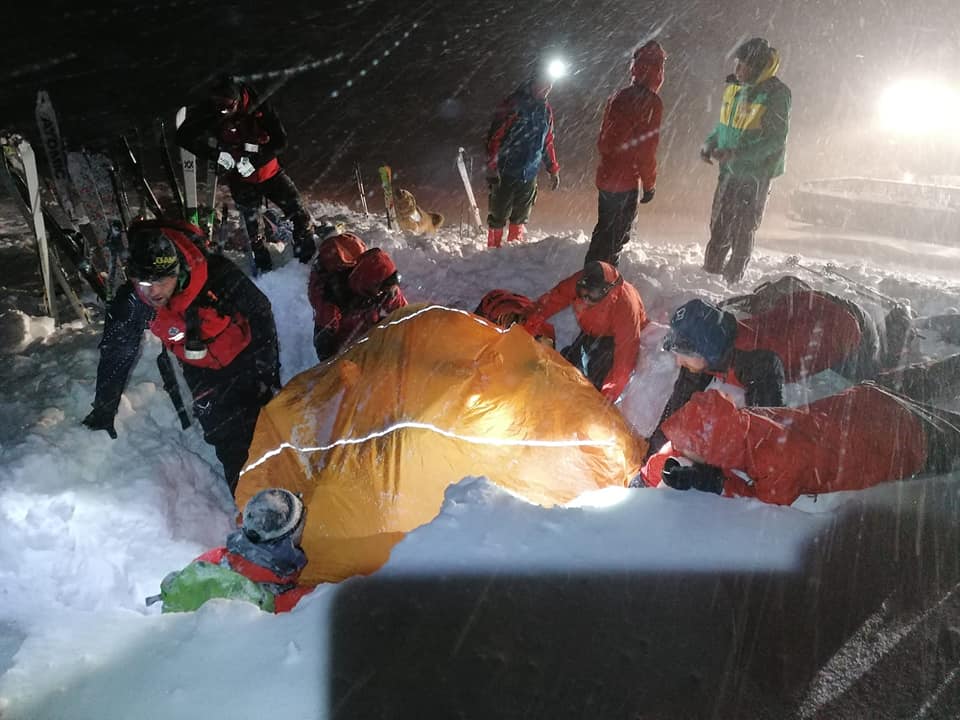 Milagroso rescate de un esquiador que estuvo 5 horas sepultado bajo una avalancha en Austria