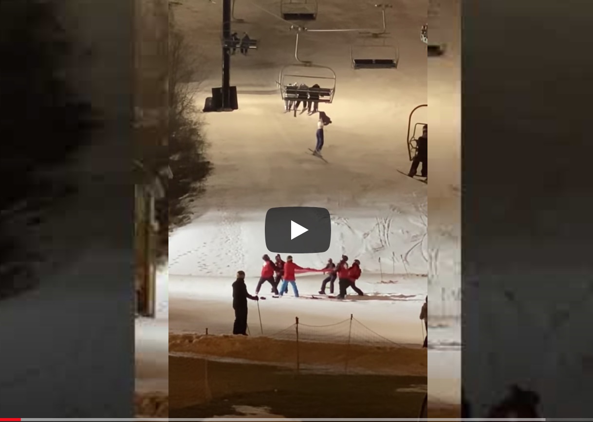 Angustioso vídeo del rescate de una esquiadora que se quedó colgando de un telesilla en Bristol