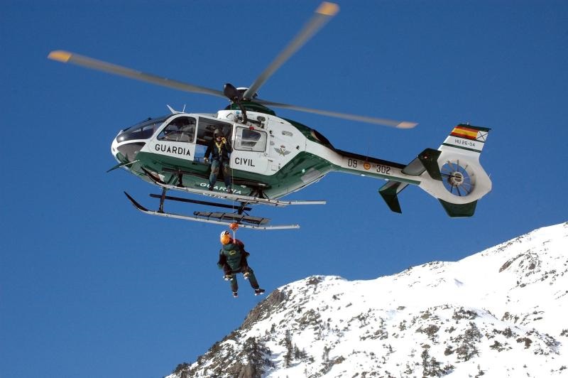 Helicóptero en pleno rescate