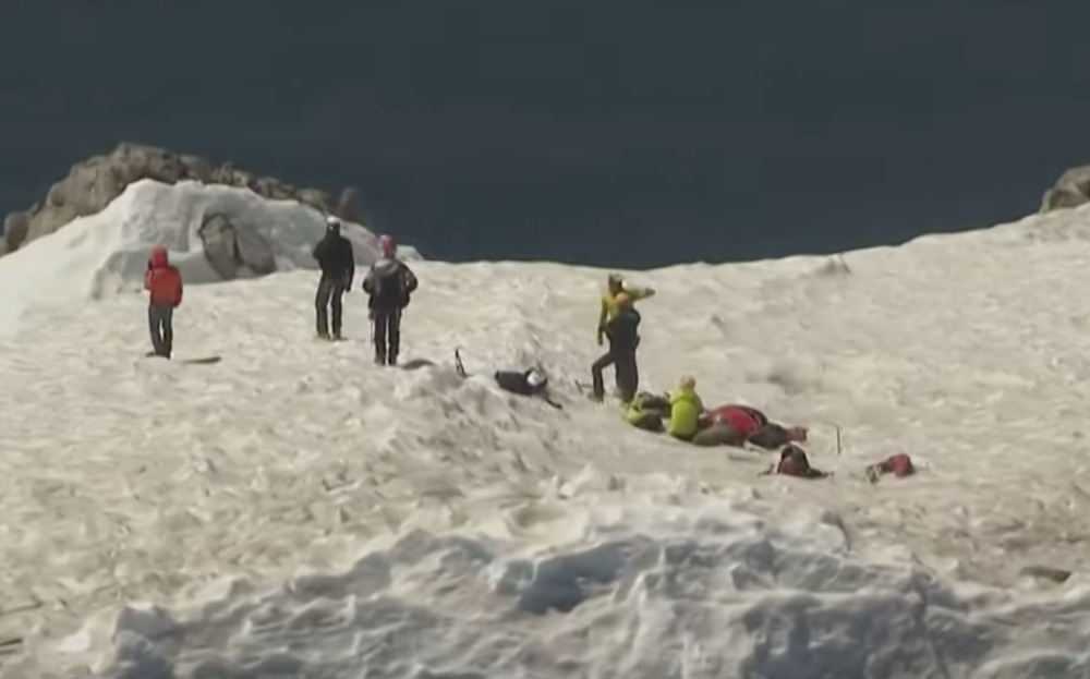 Vídeo del dramático rescate en helicóptero de un escalador suicida en el Mt Hood
