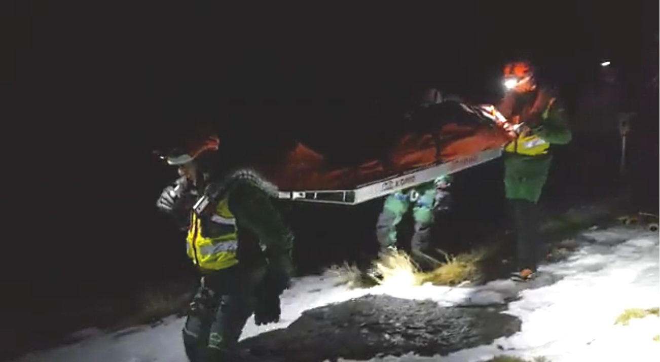 Agónico rescate de madrugada un montañero que cayó por un barranco en Sierra Nevada
