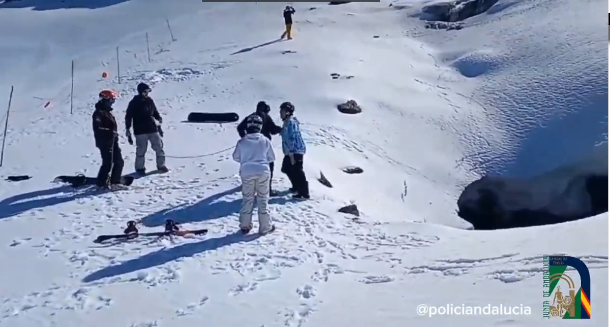 Rescatan a un esquiador tras caer en una poza de agua helada en Sierra Nevada