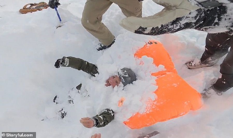 Angustioso rescate en vídeo de una snowboarder enterrada por una avalancha en Verbier