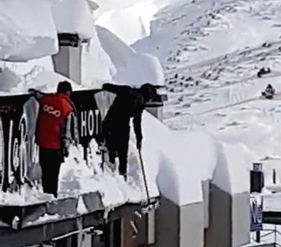 Vídeo: Dos personas "al límite" quitan la nieve del tejado de un hotel en el Pas de la Casa
