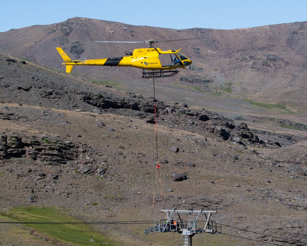 Sierra Nevada utiliza un helicóptero para efectuar la revisión de los telesillas