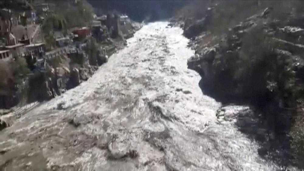 El desprendimiento de un glaciar en el Himalaya deja al menos siete muertos y 1700 desaparecidos