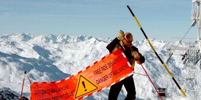 cerrando el acceso a una pista de esquí