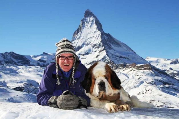 Un turista en Zermatt y la 'clásica' postal: San Bernando y Cervino