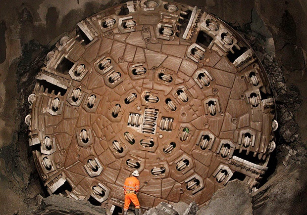 Sissi, una de las 4 tuneladoras utilizadas para penetrar las entrañas de los Alpes Img; Christian Hartmann/AP Photo