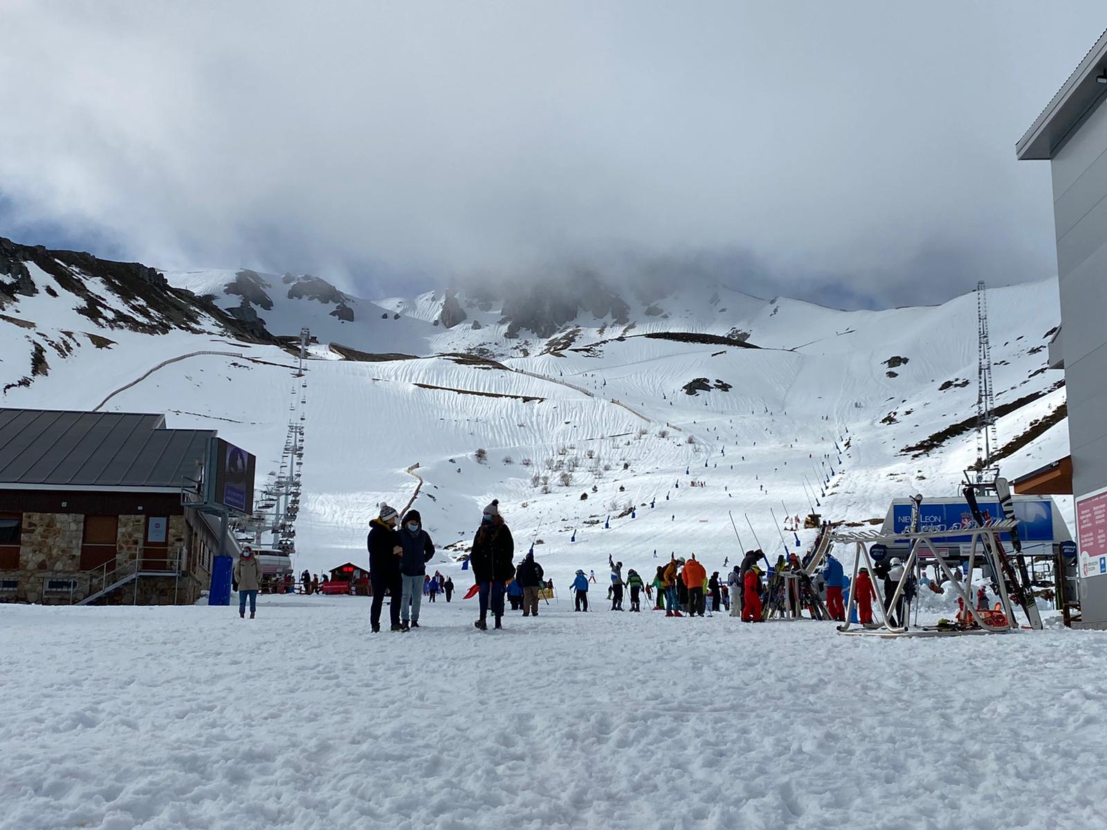 San Isidro recibe más de 2.500 esquiadores en su primer fin de semana de esquí