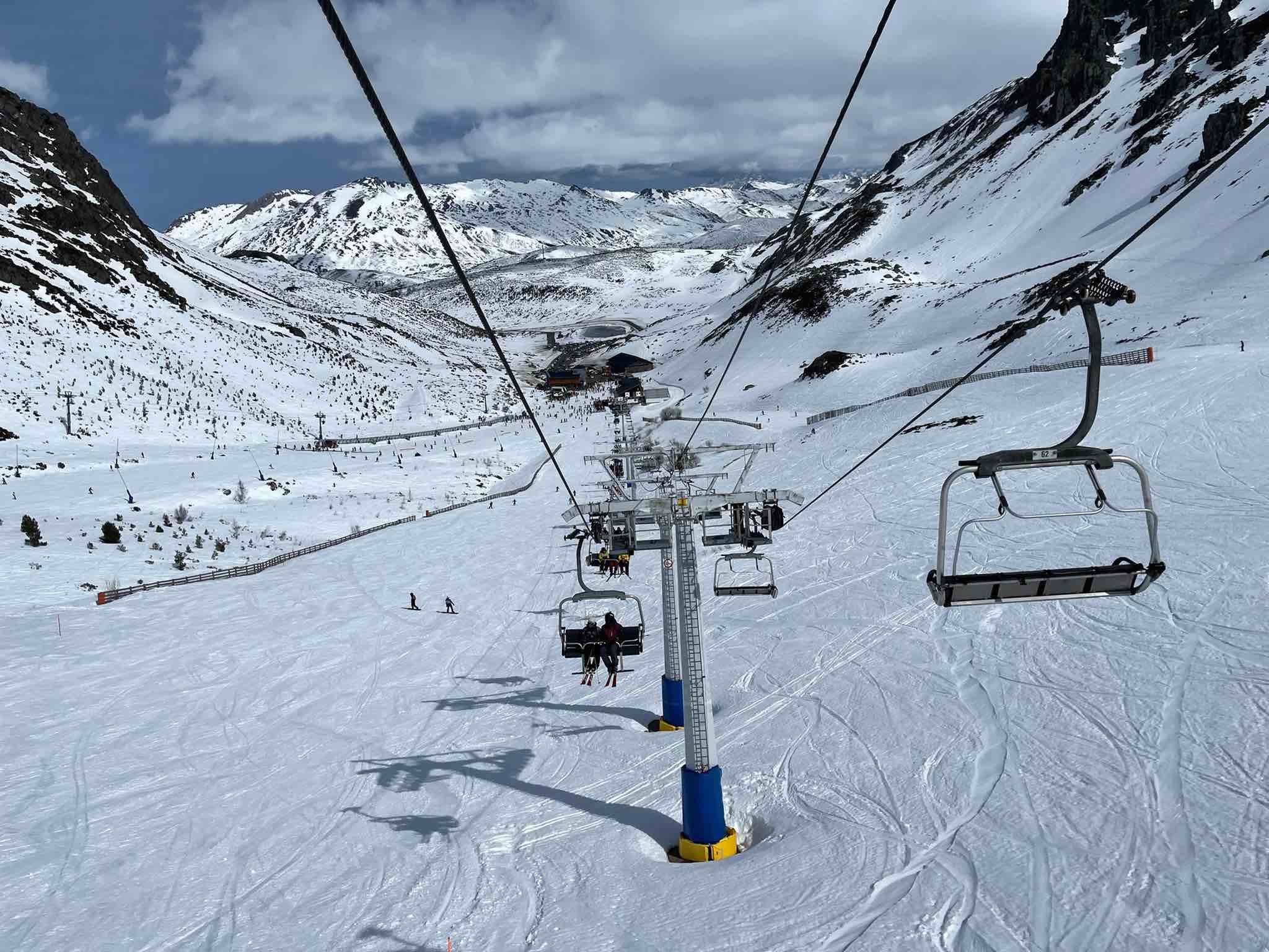 Éxito sin precedentes: San Isidro y Leitariegos reciben 16.000 esquiadores en Semana Santa
